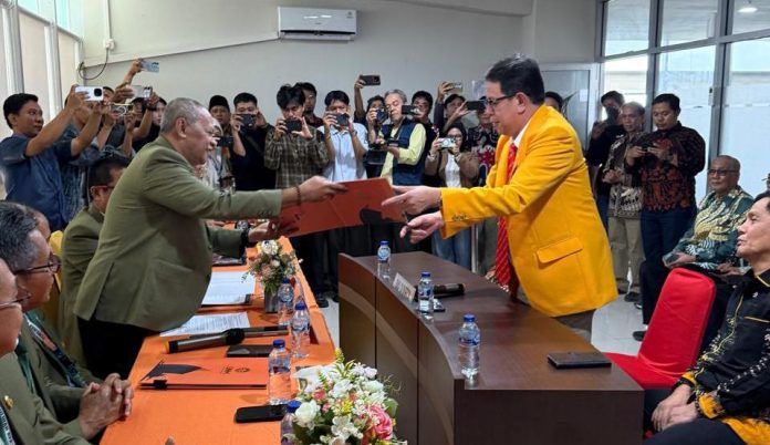 FOTO: Prof. Drs. Suwardi Annas, M.Si., Ph.D., yang juga Dekan Fakultas MIPA Universitas Negeri Makassar (UNM), resmi mendatangi Panitia Pilrek (Pemilihan Rektor) UNM Periode 2027-2031 untuk mendaftar sebagai bakal calon Rektor Universitas Negeri Makassar (UNM), Rabu (7/10/2026).