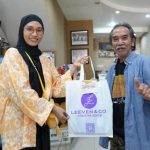 Indonesia Sketcher Makassar Gelar Sketsaloka, 42 Karya Sketsa Dipamerkan di Phoenam FOTO: Shanti Yani Rahman, Ketua IS Makassar dan Zainal Beta, Pembina IS Makassar pada kegiatan Pameran Sketsaloka dibuka pada Sabtu, 3 Oktober 2026 pukul 10.00 WITA dan dihadiri puluhan seniman serta penggiat kesenian dari Makassar dan sekitarnya. Kegiatan berlangsung 3–10 Oktober 2026 di Warkop Phoenam, Jalan Ratulangi, Makassar.