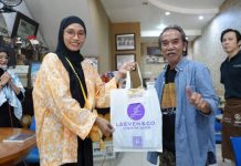 Indonesia Sketcher Makassar Gelar Sketsaloka, 42 Karya Sketsa Dipamerkan di Phoenam FOTO: Shanti Yani Rahman, Ketua IS Makassar dan Zainal Beta, Pembina IS Makassar pada kegiatan Pameran Sketsaloka dibuka pada Sabtu, 3 Oktober 2026 pukul 10.00 WITA dan dihadiri puluhan seniman serta penggiat kesenian dari Makassar dan sekitarnya. Kegiatan berlangsung 3–10 Oktober 2026 di Warkop Phoenam, Jalan Ratulangi, Makassar.