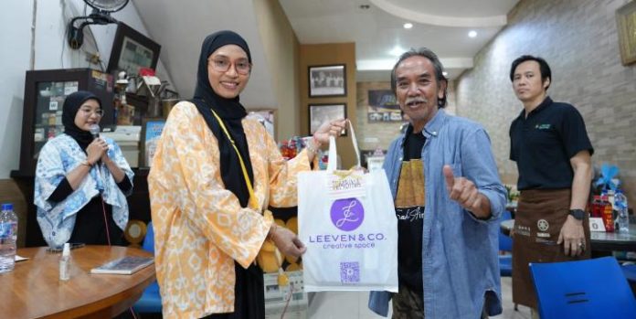 FOTO: Shanti Yani Rahman, Ketua IS Makassar dan Zainal Beta, Pembina IS Makassar pada kegiatan Pameran Sketsaloka dibuka pada Sabtu, 3 Oktober 2026 pukul 10.00 WITA dan dihadiri puluhan seniman serta penggiat kesenian dari Makassar dan sekitarnya. Kegiatan berlangsung 3–10 Oktober 2026 di Warkop Phoenam, Jalan Ratulangi, Makassar.