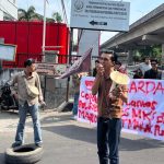 FK-GARDA Gelar Unjuk Rasa di Dirlantas Polda Sulsel: Soal Dugaan Pungli FOTO: Forum Kajian dan Gerakan Advokasi Kerakyatan (FK-GARDA) menggelar aksi unjuk rasa di kantor Direktorat Lalulintas (Dirlantas) Polda Sulawesi Selatan, Jalan AP Pettarani, Kota Makassar, Rabu siang (7/10/2026).