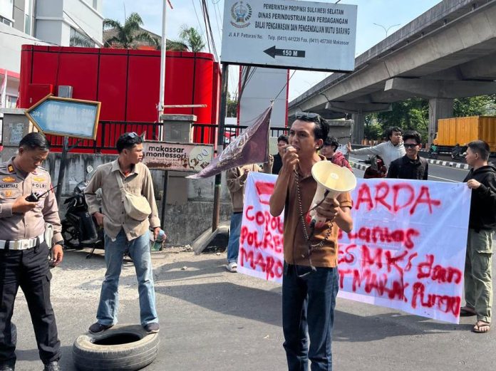 FOTO: Forum Kajian dan Gerakan Advokasi Kerakyatan (FK-GARDA) menggelar aksi unjuk rasa di kantor Direktorat Lalulintas (Dirlantas) Polda Sulawesi Selatan, Jalan AP Pettarani, Kota Makassar, Rabu siang (7/10/2026).