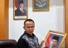Wakil Ketua DPRD Kota Sukabumi Turunkan Foto Gibran dari Ruang Kerjanya FOTO: Rojab Asy’ari, menurunkan foto Wakil Presiden Gibran Rakabuming Raka dari ruang kerjanya pada Rabu (7/10/2026). (Dok via media sosial)