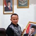 Wakil Ketua DPRD Kota Sukabumi Turunkan Foto Gibran dari Ruang Kerjanya FOTO: Rojab Asy’ari, menurunkan foto Wakil Presiden Gibran Rakabuming Raka dari ruang kerjanya pada Rabu (7/10/2026). (Dok via media sosial)
