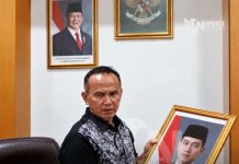 Wakil Ketua DPRD Kota Sukabumi Turunkan Foto Gibran dari Ruang Kerjanya FOTO: Rojab Asy’ari, menurunkan foto Wakil Presiden Gibran Rakabuming Raka dari ruang kerjanya pada Rabu (7/10/2026). (Dok via media sosial)