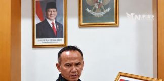 Wakil Ketua DPRD Kota Sukabumi Turunkan Foto Gibran dari Ruang Kerjanya FOTO: Rojab Asy’ari, menurunkan foto Wakil Presiden Gibran Rakabuming Raka dari ruang kerjanya pada Rabu (7/10/2026). (Dok via media sosial)