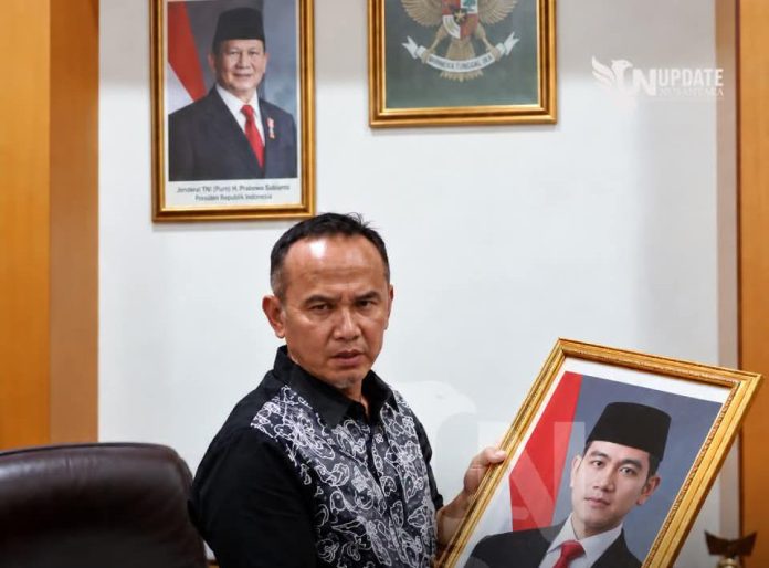 FOTO: Rojab Asy’ari, menurunkan foto Wakil Presiden Gibran Rakabuming Raka dari ruang kerjanya pada Rabu (7/10/2026). (Dok via media sosial)