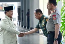 Presiden Beri Taklimat Kepada 800 Perwira Tinggi TNI-Polri FOTO: Presiden Prabowo Subianto, Panglima TNI dan Kapolri. (Dok Seskab)