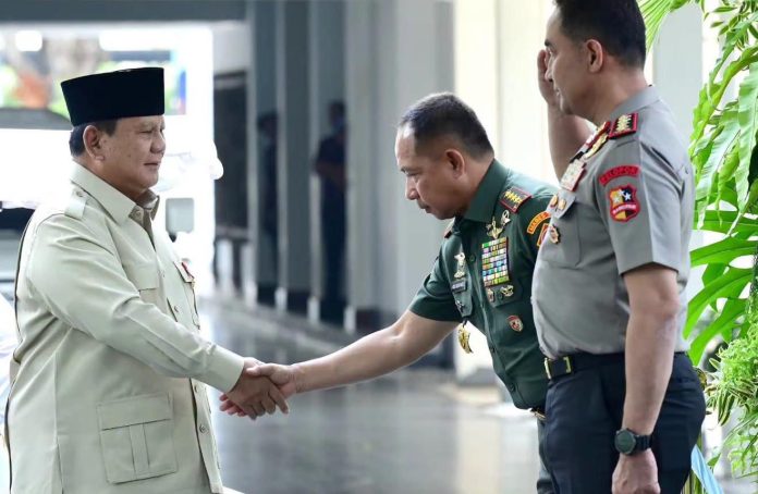 FOTO: Presiden Prabowo Subianto, Panglima TNI dan Kapolri. (Dok Seskab) FOTO: Presiden Prabowo Subianto, Panglima TNI dan Kapolri. (Dok Seskab)
