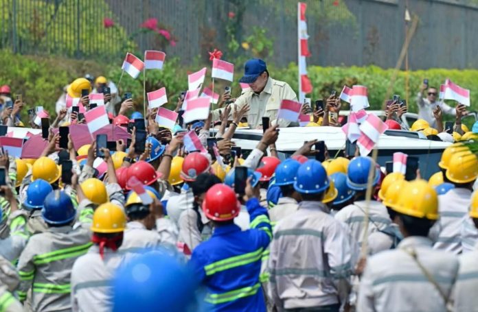 FOTO: Presiden Prabowo Subianto saat menyapa tenaga kerja di kawasan pengembangan Indonesia Weda Bay Industrial Park (IWIP), Halmahera Tengah, Maluku Utara, Kamis, 8 Oktober 2026. (Dok. Seskab)