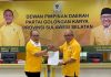 Supriansa Jadi Plt Ketua DPD II Golkar Makassar Gantikan APPI FOTO: Ilham Arief Sirajuddin menyerahkan SK Plt Ketua DPD II Golkar Makassar kepada Supriansa
