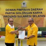 Supriansa Jadi Plt Ketua DPD II Golkar Makassar Gantikan APPI FOTO: Ilham Arief Sirajuddin menyerahkan SK Plt Ketua DPD II Golkar Makassar kepada Supriansa