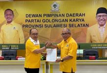 Supriansa Jadi Plt Ketua DPD II Golkar Makassar Gantikan APPI FOTO: Ilham Arief Sirajuddin menyerahkan SK Plt Ketua DPD II Golkar Makassar kepada Supriansa