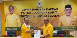 Supriansa Jadi Plt Ketua DPD II Golkar Makassar Gantikan APPI FOTO: Ilham Arief Sirajuddin menyerahkan SK Plt Ketua DPD II Golkar Makassar kepada Supriansa