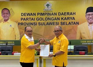 Supriansa Jadi Plt Ketua DPD II Golkar Makassar Gantikan APPI FOTO: Ilham Arief Sirajuddin menyerahkan SK Plt Ketua DPD II Golkar Makassar kepada Supriansa