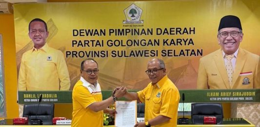 Supriansa Jadi Plt Ketua DPD II Golkar Makassar Gantikan APPI FOTO: Ilham Arief Sirajuddin menyerahkan SK Plt Ketua DPD II Golkar Makassar kepada Supriansa