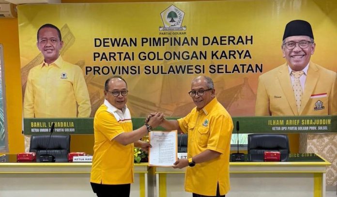 FOTO: Ilham Arief Sirajuddin menyerahkan SK Plt Ketua DPD II Golkar Makassar kepada Supriansa FOTO: Ilham Arief Sirajuddin menyerahkan SK Plt Ketua DPD II Golkar Makassar kepada Supriansa