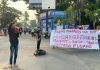 108 Warga Korban Gempa Mati di Tenda Pengungsian, Mahasiswa dan Pemuda Flores Gelar Aksi Unjuk Rasa FOTO: Aliansi Mahasiswa dan Pemuda Flores- Makassar kembali menggelar aksi demonstrasi Jilid II menyoroti penanganan pascabencana gempa bumi Flores, Nusa Tenggara Timur (NTT) di ruas jalan Pertigaan Alauddin-Pettarani, Kota Makassar, Sulawesi Selatan, pada Sabtu (10/10/2026). (ist)