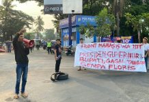 108 Warga Korban Gempa Mati di Tenda Pengungsian, Mahasiswa dan Pemuda Flores Gelar Aksi Unjuk Rasa FOTO: Aliansi Mahasiswa dan Pemuda Flores- Makassar kembali menggelar aksi demonstrasi Jilid II menyoroti penanganan pascabencana gempa bumi Flores, Nusa Tenggara Timur (NTT) di ruas jalan Pertigaan Alauddin-Pettarani, Kota Makassar, Sulawesi Selatan, pada Sabtu (10/10/2026). (ist)