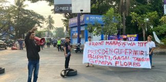 108 Warga Korban Gempa Mati di Tenda Pengungsian, Mahasiswa dan Pemuda Flores Gelar Aksi Unjuk Rasa FOTO: Aliansi Mahasiswa dan Pemuda Flores- Makassar kembali menggelar aksi demonstrasi Jilid II menyoroti penanganan pascabencana gempa bumi Flores, Nusa Tenggara Timur (NTT) di ruas jalan Pertigaan Alauddin-Pettarani, Kota Makassar, Sulawesi Selatan, pada Sabtu (10/10/2026). (ist)
