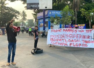 108 Warga Korban Gempa Mati di Tenda Pengungsian, Mahasiswa dan Pemuda Flores Gelar Aksi Unjuk Rasa FOTO: Aliansi Mahasiswa dan Pemuda Flores- Makassar kembali menggelar aksi demonstrasi Jilid II menyoroti penanganan pascabencana gempa bumi Flores, Nusa Tenggara Timur (NTT) di ruas jalan Pertigaan Alauddin-Pettarani, Kota Makassar, Sulawesi Selatan, pada Sabtu (10/10/2026). (ist)