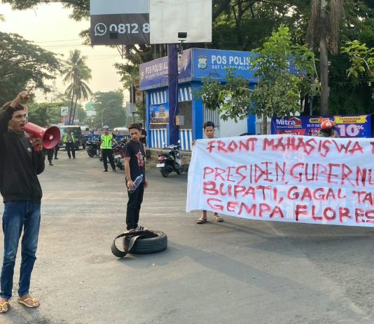 108 Warga Korban Gempa Mati di Tenda Pengungsian, Mahasiswa dan Pemuda Flores Gelar Aksi Unjuk Rasa FOTO: Aliansi Mahasiswa dan Pemuda Flores- Makassar kembali menggelar aksi demonstrasi Jilid II menyoroti penanganan pascabencana gempa bumi Flores, Nusa Tenggara Timur (NTT) di ruas jalan Pertigaan Alauddin-Pettarani, Kota Makassar, Sulawesi Selatan, pada Sabtu (10/10/2026). (ist)
