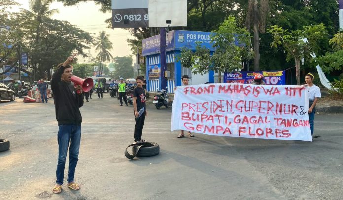 FOTO: Aliansi Mahasiswa dan Pemuda Flores- Makassar kembali menggelar aksi demonstrasi Jilid II menyoroti penanganan pascabencana gempa bumi Flores, Nusa Tenggara Timur (NTT) di ruas jalan Pertigaan Alauddin-Pettarani, Kota Makassar, Sulawesi Selatan, pada Sabtu (10/10/2026). (ist)