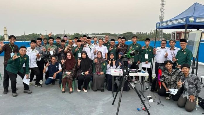 FOTO: Untuk meningkatkan kompetensi tersebut, Dewan Pimpinan Wilayah Lembaga Dakwah Islam Indonesia (DPW LDII) Sulawesi Selatan menggelar pelatihan rukyatul hilal di Kantor Balai Besar Meteorologi, Klimatologi, dan Geofisika (BBMKG) Wilayah IV Makassar, Jalan Prof. Abdurahman Basalamah, Kota Makassar, Senin (12/10/2026). FOTO: Untuk meningkatkan kompetensi tersebut, Dewan Pimpinan Wilayah Lembaga Dakwah Islam Indonesia (DPW LDII) Sulawesi Selatan menggelar pelatihan rukyatul hilal di Kantor Balai Besar Meteorologi, Klimatologi, dan Geofisika (BBMKG) Wilayah IV Makassar, Jalan Prof. Abdurahman Basalamah, Kota Makassar, Senin (12/10/2026).