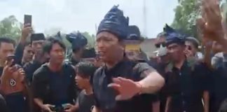 Festival Pinisi Bulukumba di Nodai Aktivitas Judi Sabung Ayam FOTO: Hasil tangkapan layar dari video viral "Pabitte ayam" masih dalam rangkaian di lapangan Desa Tambangan, Kecamatan Kajang, Bulukumba. Kamis (15/10/2026)