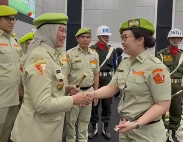 FOTO: KiriIr. Hj. Andi Herfida Attas saat menerima tongkat komando dari Ketua Umum DPP PPM, Patriani Paramita Mulia, SH, LL.M.,