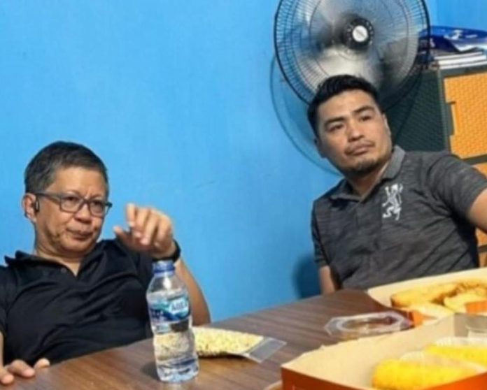 FOTO: Syamsul Bahri Majjaga (Kanan) saat bersama Rocky Gerung di Kantor PBHI Sulawesi Selatan. (ist) FOTO: Syamsul Bahri Majjaga (Kanan) saat bersama Rocky Gerung di Kantor PBHI Sulawesi Selatan. (ist)