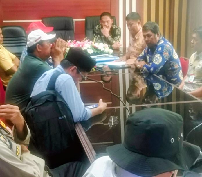 FOTO: Arfah Syam, dalam dialog dengan jajaran Pemerintah Kabupaten Luwu Timur di ruang rapat Sekretaris Daerah, Kamis (15/10/2026). FOTO: Arfah Syam, dalam dialog dengan jajaran Pemerintah Kabupaten Luwu Timur di ruang rapat Sekretaris Daerah, Kamis (15/10/2026).