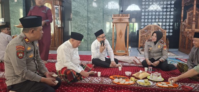 FOTO: Perkuat kedekatan dengan masyarakat, Kapolsek Panakkukang KOMPOL Hj. Ema Ratna AR, S.H., menggelar kegiatan Safari Jumat dan Jumat Curhat di Masjid Nurul Jihad, Jl. Bumi Karsa, Kelurahan Masale, Kecamatan Panakkukang, Kota Makassar, Jumat (16/10/2026).
