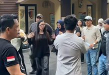 LKBHMI dan Koalisi Ormas Dampingi Fenny Frans Laporkan Rianna Kastury ke Polda Sulsel FOTO: Lembaga Konsultasi Bantuan Hukum Mahasiswa Islam (LKBHMI) HMI Cabang Makassar bersama koalisi organisasi kemasyarakatan mendampingi Fenny Frans melaporkan Rianna Kastury ke Sentra Pelayanan Kepolisian Terpadu (SPKT) Polda Sulawesi Selatan atas dugaan pencemaran nama baik melalui media elektronik. Jumat (16/10/2026)