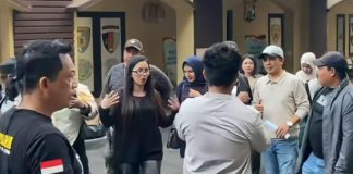 LKBHMI dan Koalisi Ormas Dampingi Fenny Frans Laporkan Rianna Kastury ke Polda Sulsel FOTO: Lembaga Konsultasi Bantuan Hukum Mahasiswa Islam (LKBHMI) HMI Cabang Makassar bersama koalisi organisasi kemasyarakatan mendampingi Fenny Frans melaporkan Rianna Kastury ke Sentra Pelayanan Kepolisian Terpadu (SPKT) Polda Sulawesi Selatan atas dugaan pencemaran nama baik melalui media elektronik. Jumat (16/10/2026)