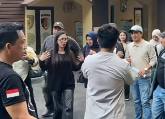LKBHMI dan Koalisi Ormas Dampingi Fenny Frans Laporkan Rianna Kastury ke Polda Sulsel FOTO: Lembaga Konsultasi Bantuan Hukum Mahasiswa Islam (LKBHMI) HMI Cabang Makassar bersama koalisi organisasi kemasyarakatan mendampingi Fenny Frans melaporkan Rianna Kastury ke Sentra Pelayanan Kepolisian Terpadu (SPKT) Polda Sulawesi Selatan atas dugaan pencemaran nama baik melalui media elektronik. Jumat (16/10/2026)