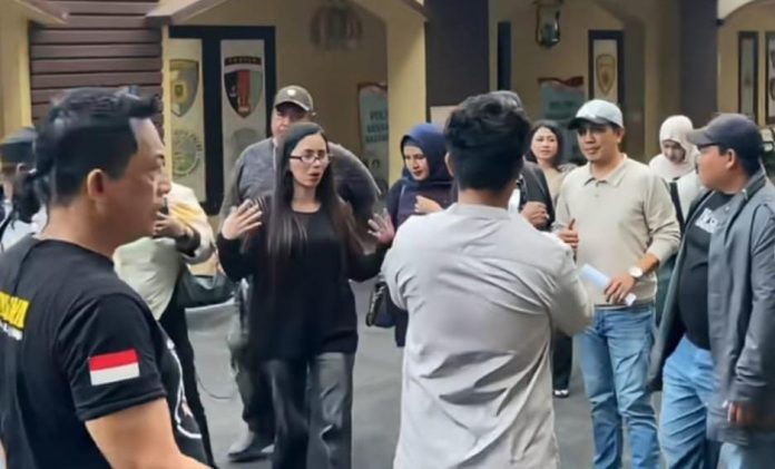 FOTO: Lembaga Konsultasi Bantuan Hukum Mahasiswa Islam (LKBHMI) HMI Cabang Makassar bersama koalisi organisasi kemasyarakatan mendampingi Fenny Frans melaporkan Rianna Kastury ke Sentra Pelayanan Kepolisian Terpadu (SPKT) Polda Sulawesi Selatan atas dugaan pencemaran nama baik melalui media elektronik. Jumat (16/10/2026)