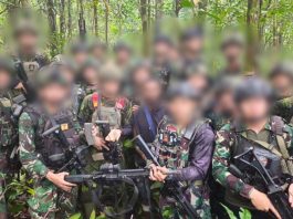 Marinir Temukan Senjata Caracal Milik OPM di Dalam Gua Tersembunyi FOTO: Personel Satgas Yonif 9 Marinir usai melakukan pencarian pascakontak tembak dengan kelompok bersenjata OPM Kodap IV/Sorong Raya pada 9 Oktober 2026. (Dispen Kormar TNI Angkatan Laut, Papua Barat Daya).