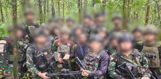 Marinir Temukan Senjata Caracal Milik OPM di Dalam Gua Tersembunyi FOTO: Personel Satgas Yonif 9 Marinir usai melakukan pencarian pascakontak tembak dengan kelompok bersenjata OPM Kodap IV/Sorong Raya pada 9 Oktober 2026. (Dispen Kormar TNI Angkatan Laut, Papua Barat Daya).