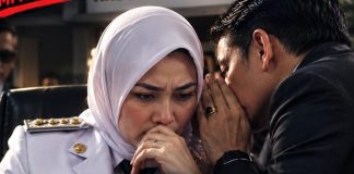 Siapa Pembisik di Telinga Bupati Gowa? FOTO: Ilustrasi membisik
