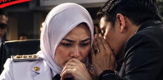 Siapa Pembisik di Telinga Bupati Gowa? FOTO: Ilustrasi membisik
