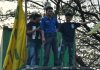 PMII Rayon Ekonomi UMI Turun ke Jalan, Evaluasi Kepemimpinan Prabowo-Gibran FOTO: Kader dan Anggota PMII Rayon Ekonomi Komisariat UMI Makassar di depan Kampus Universitas Muslim Indonesia, Jalan Urip Sumoharjo, Makassar. Jumat (16/10/2026)