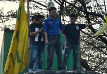 PMII Rayon Ekonomi UMI Turun ke Jalan, Evaluasi Kepemimpinan Prabowo-Gibran FOTO: Kader dan Anggota PMII Rayon Ekonomi Komisariat UMI Makassar di depan Kampus Universitas Muslim Indonesia, Jalan Urip Sumoharjo, Makassar. Jumat (16/10/2026)