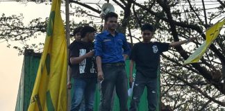 PMII Rayon Ekonomi UMI Turun ke Jalan, Evaluasi Kepemimpinan Prabowo-Gibran FOTO: Kader dan Anggota PMII Rayon Ekonomi Komisariat UMI Makassar di depan Kampus Universitas Muslim Indonesia, Jalan Urip Sumoharjo, Makassar. Jumat (16/10/2026)