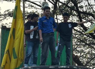 PMII Rayon Ekonomi UMI Turun ke Jalan, Evaluasi Kepemimpinan Prabowo-Gibran FOTO: Kader dan Anggota PMII Rayon Ekonomi Komisariat UMI Makassar di depan Kampus Universitas Muslim Indonesia, Jalan Urip Sumoharjo, Makassar. Jumat (16/10/2026)
