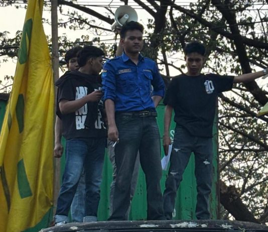 PMII Rayon Ekonomi UMI Turun ke Jalan, Evaluasi Kepemimpinan Prabowo-Gibran FOTO: Kader dan Anggota PMII Rayon Ekonomi Komisariat UMI Makassar di depan Kampus Universitas Muslim Indonesia, Jalan Urip Sumoharjo, Makassar. Jumat (16/10/2026)