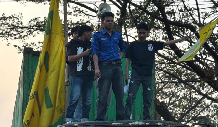 FOTO: Kader dan Anggota PMII Rayon Ekonomi Komisariat UMI Makassar di depan Kampus Universitas Muslim Indonesia, Jalan Urip Sumoharjo, Makassar. Jumat (16/10/2026) FOTO: Kader dan Anggota PMII Rayon Ekonomi Komisariat UMI Makassar di depan Kampus Universitas Muslim Indonesia, Jalan Urip Sumoharjo, Makassar. Jumat (16/10/2026)