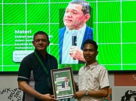 Berangkat dari HMI Komisariat Hukum UMI, Kini Dr.Fahri Bachmid Dikenal Seantero Indonesia FOTO: Pakar Hukum Tata Negara, Dr.Fahri Bachmid S.H.,M.H, dan Syarif selaku Ketua Umum HMI Komisariat Hukum UMI usai kegiatan MAPERCA Angkatan 115 yang digelar di Kopi Aspirasi Jalan AP Pettarani, Kota Makassar. Sabtu (17/10/2026).