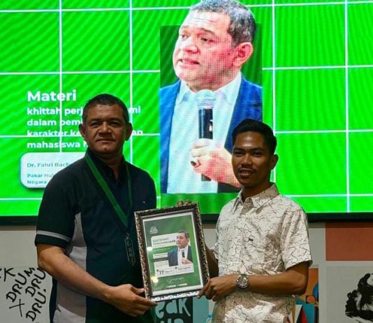 Berangkat dari HMI Komisariat Hukum UMI, Kini Dr.Fahri Bachmid Dikenal Seantero Indonesia FOTO: Pakar Hukum Tata Negara, Dr.Fahri Bachmid S.H.,M.H, dan Syarif selaku Ketua Umum HMI Komisariat Hukum UMI usai kegiatan MAPERCA Angkatan 115 yang digelar di Kopi Aspirasi Jalan AP Pettarani, Kota Makassar. Sabtu (17/10/2026).