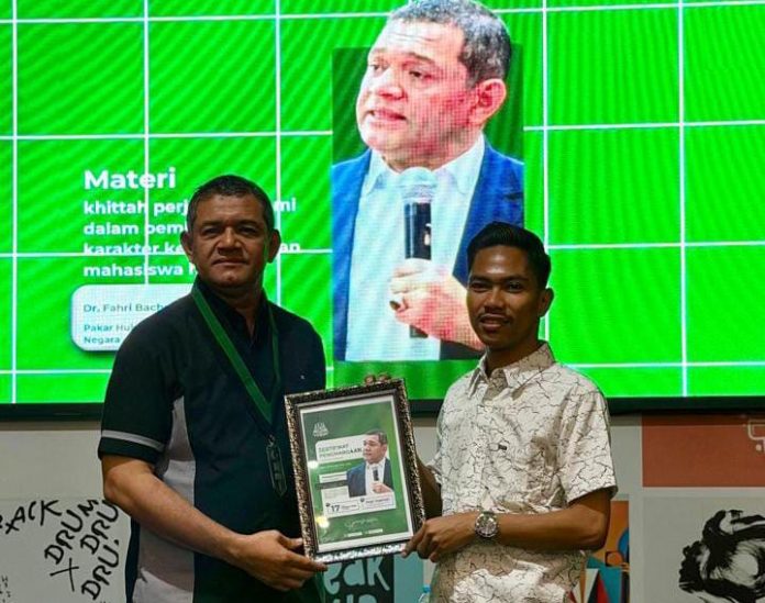 FOTO: Pakar Hukum Tata Negara, Dr.Fahri Bachmid S.H.,M.H, dan Syarif selaku Ketua Umum HMI Komisariat Hukum UMI usai kegiatan MAPERCA Angkatan 115 yang digelar di Kopi Aspirasi Jalan AP Pettarani, Kota Makassar. Sabtu (17/10/2026).